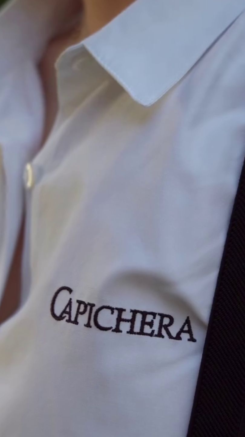 Dettaglio divisa personalizzata per la cantina Capichera - Dress Identity by Raimonda Lai